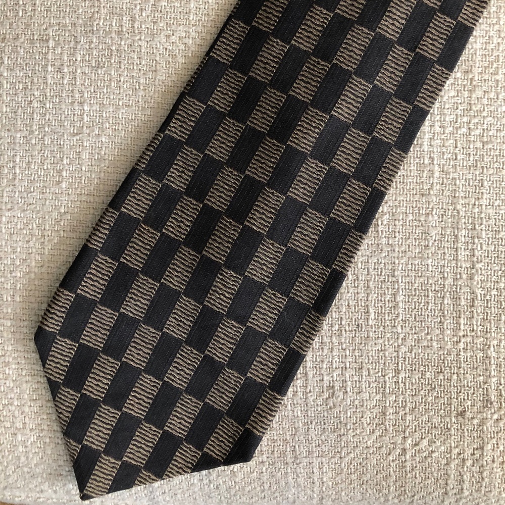 Donna Karan Vintage New York silk tie. Made in USA.